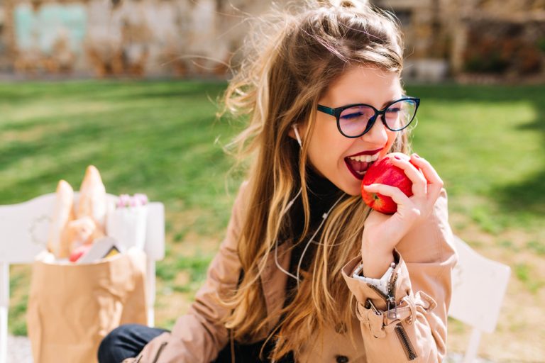 9 Things That Happen To Your Body When You Eat An Apple Every Day