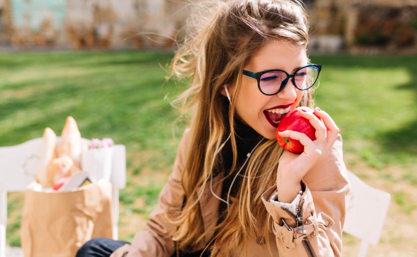 9 Things That Happen To Your Body When You Eat An Apple Every Day
